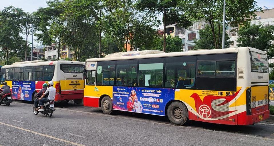 Quảng cáo trên xe buýt Hà Nội thân xe